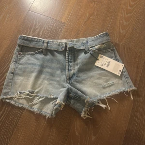 Ljusa jeansshorts från Zara med slitningar - Snygga lågmidjade  ljusblå jeansshorts från Zara💞💞 