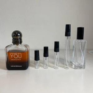 Stronger With You Absolutely  - Parfymflaska av Emporio Armani Stronger With You Absolutely, perfekt för dig som letar efter en vanilj parfym som håller länge 😁1ml: 33kr 2ml: 50kr 3ml: 69kr 5ml: 105kr 10ml: 189kr 30ml: 549kr