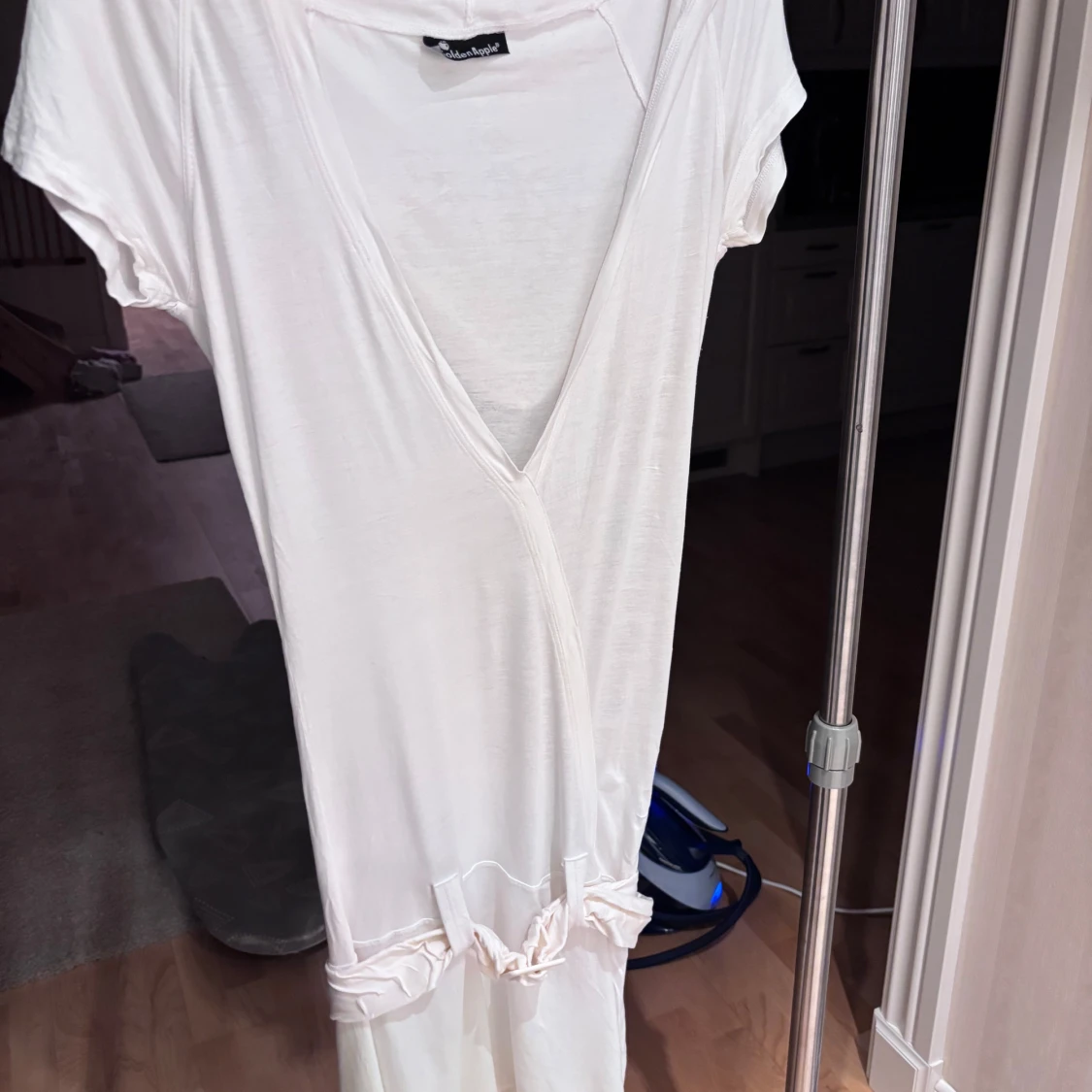 Vit omlottklänning med huva