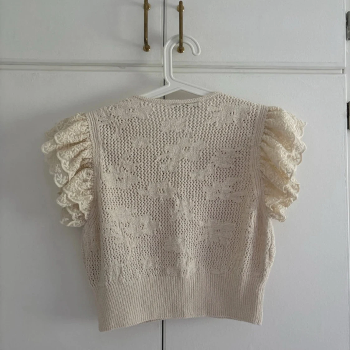Beige spetsblus med volangärm från Zara - 2