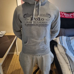 Rare ralph lauren hoodie - Sällsynt ralph lauren hoodie.ensam på marknaden att sälja denna iallafall vad jag har sett.modellen är 182cm men passar bra från runt 170.fråga på!