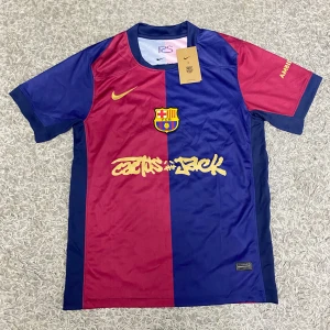 Barcelona tröja - Tjena! Säljer nu en helt ny Barcelona x cactus jack Travis scott jersey🤩. Tveka inte på att ställa frågor👍