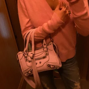 Citybag - Snygg handväska som liknar ett känt märke. I ny skick och kommer med ett band. Pris kan diskuteras