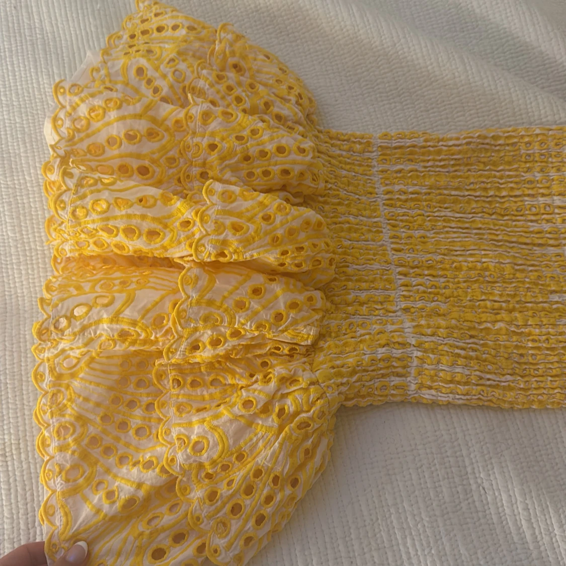 Gul axelbandslös kortklänning med volang - 3