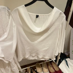 Vit blus med draperad krage från Shein - Säljer en vit blus från Shein med snyggt draperad krage och trekvartsärmar. Blusen har en lös passform och är tillverkad i ett mjukt, lätt material som faller fint. Perfekt för dig som gillar stilrena och enkla plagg med en twist.