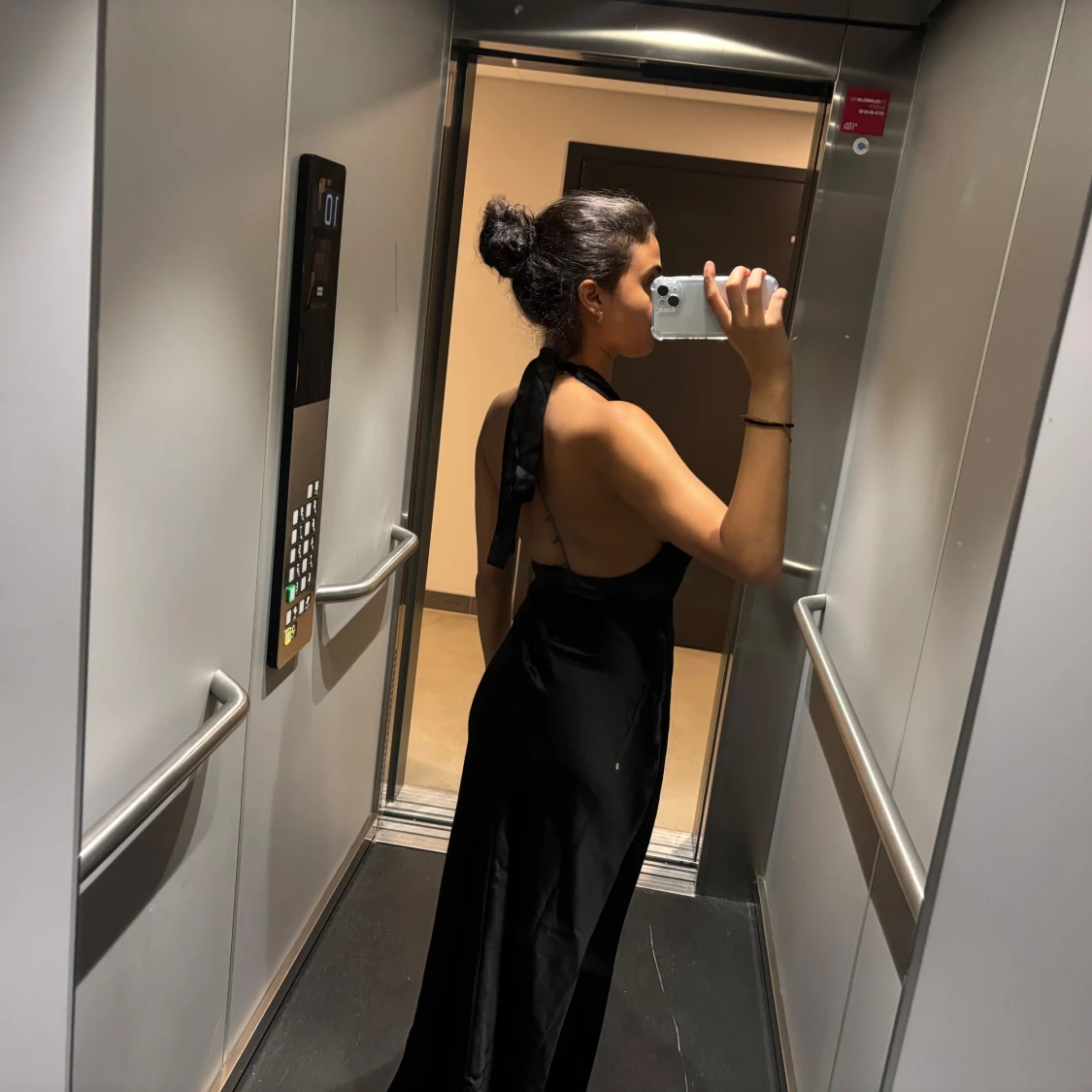 Svart långklänning med slits  - 1