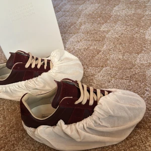 Maison margiela gats - Hej och välkommen till fashionstar jag säljer nu dessa gats box medföljer vid köp tveka inte på att höra av er angående köp  de är bra pris så var snabba mvh fashionstar 