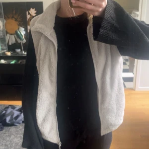 Teddyväst - Fin ljusgrå teddyväst storlek s 💗