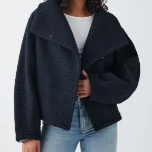 Marinblå teddyjacka  - Säljer en marinblå teddyjacka med stor, bred krage och avslappnad passform. Jackan är gjord i mjukt teddy-material och har långa ärmar. Perfekt för dig som vill ha en cool och mysig look till höst och vinter.