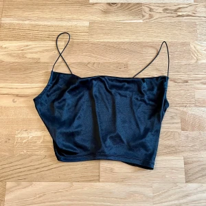 Linne - Svart croppat skimmrande festlinne från H&M i storlek M, perfekt festplagg att ha i garderoben - fint skick.🌸