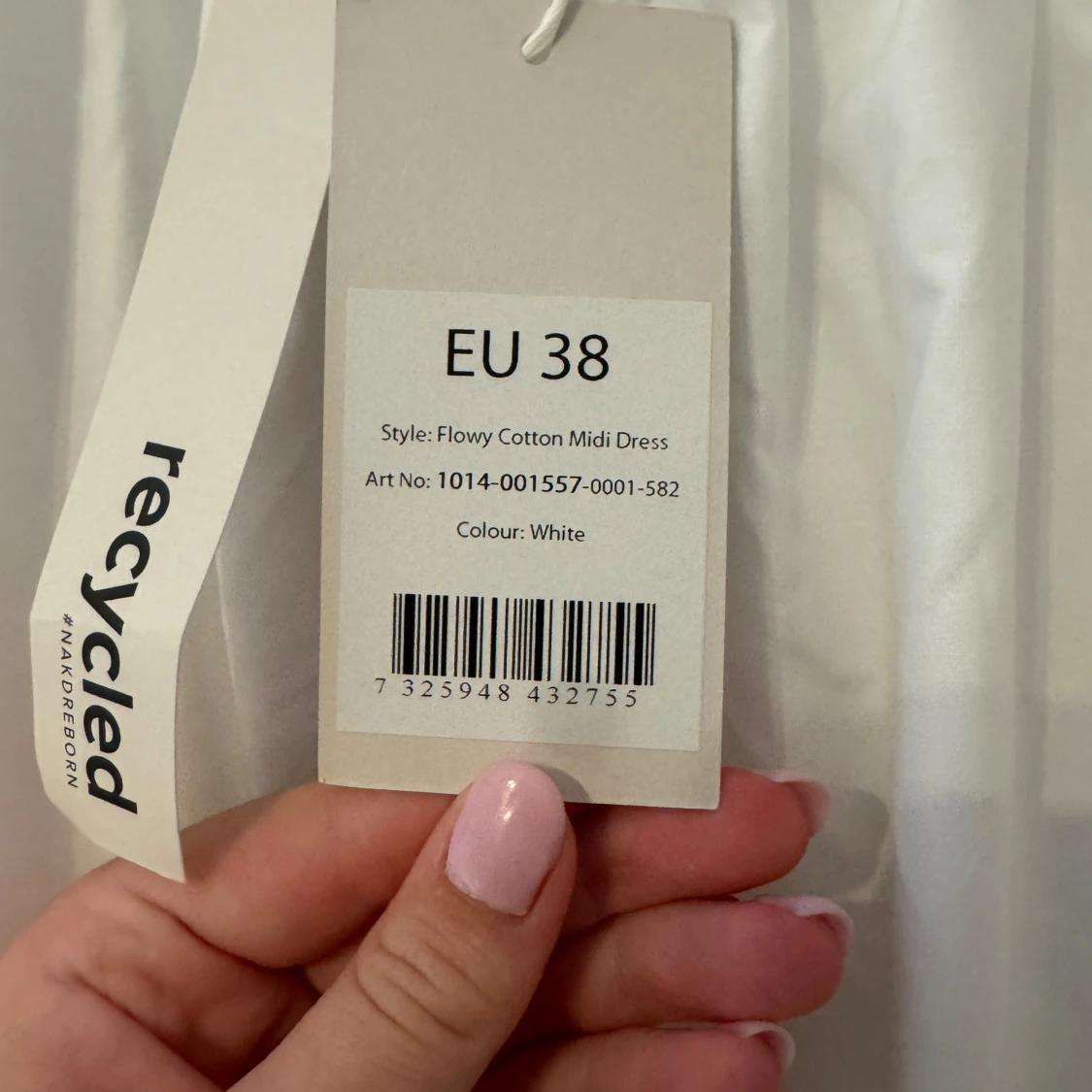 Vit flowy klänning från NA-KD - 1