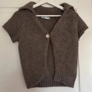 Beige stickad kofta från Zara - Supergullig stickad kofta från Zara  med korta ärmar 🩷Finns ej kvar att köpa från Zara. 
