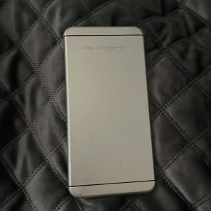 Powerbank  - Grå Akashi powerbank 5000mAh.