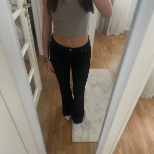 Svarta bootcut jeans från Perfect Jeans - Svarta lågmidjade bootcutjeans