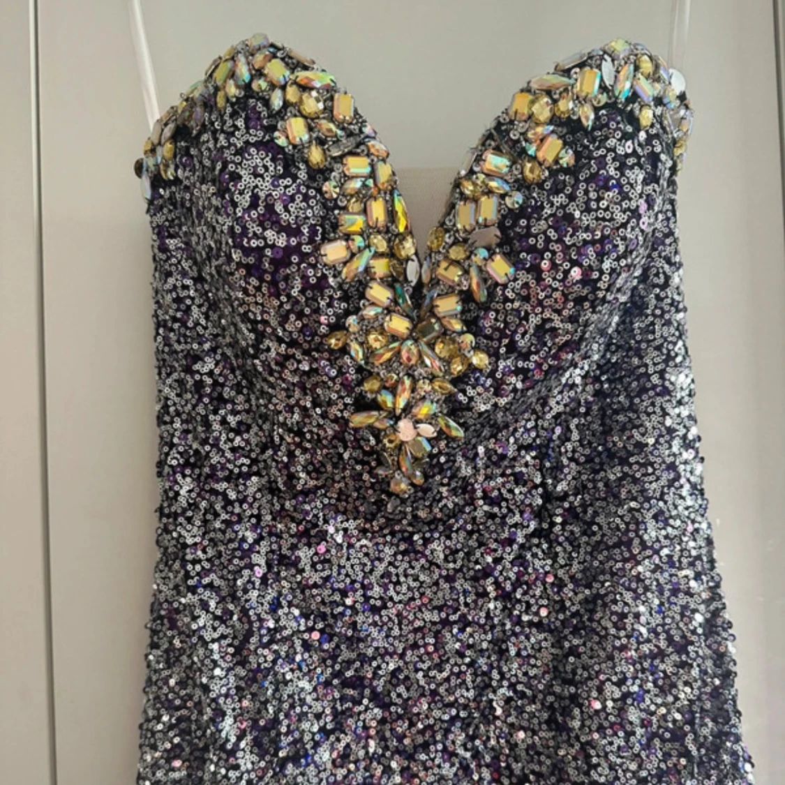 Glittrig lila långklänning med paljetter - 1