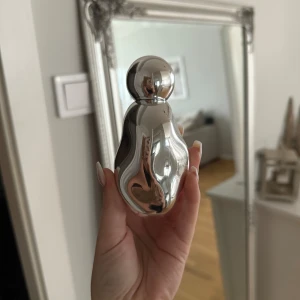 Kylie Cosmic 2.0 - Öppnad & använd några sprut, går dessvärre inte att se hur mycket som är kvar pga flaskans utseende