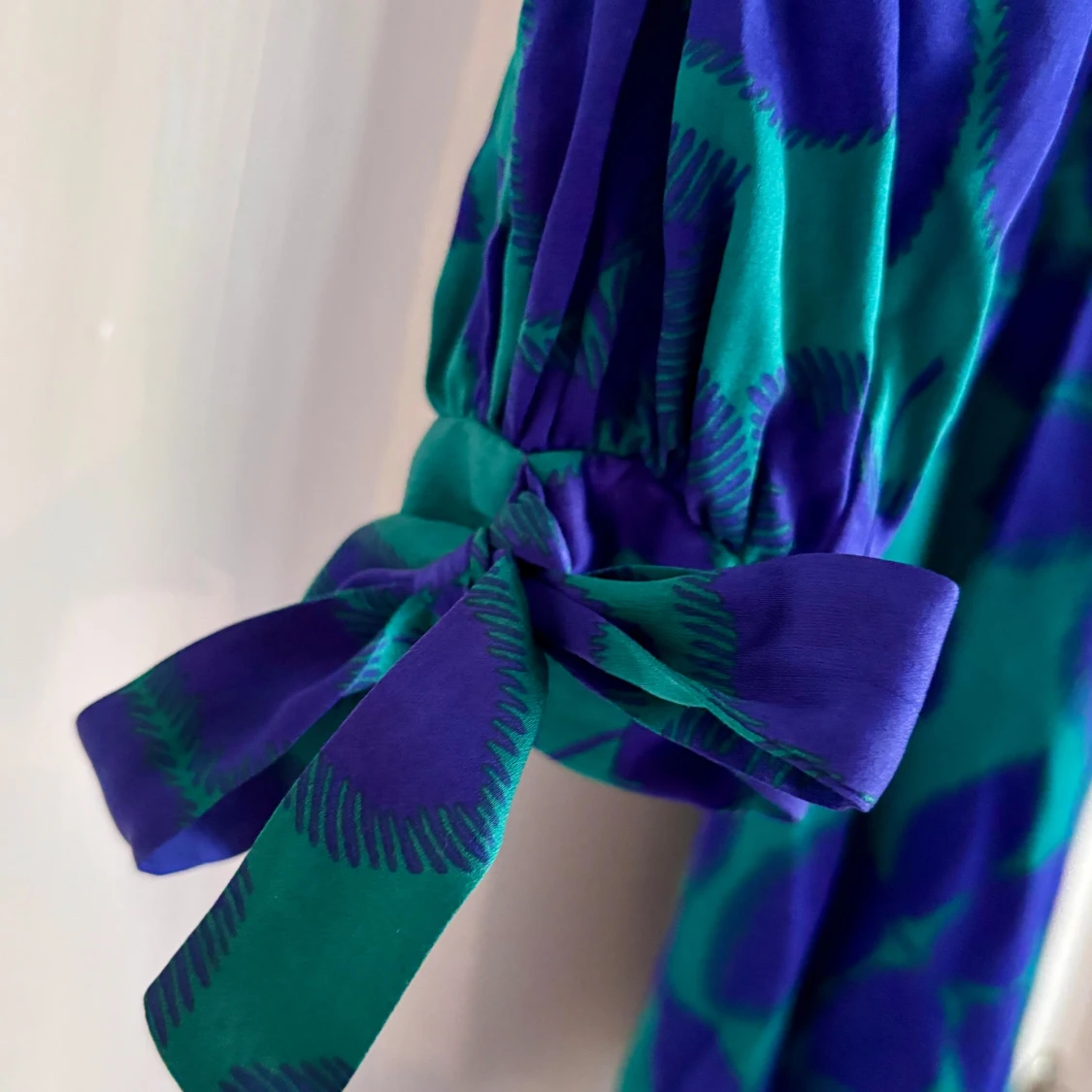 Blommig blågrön sidenklänning från Milly - 1