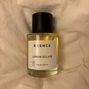 ESSNCE - Lemon Eclair🍋 - Fräsch parfym med citrusdoft från ESSNCE, Lemon Eclair. Perfekt för dig som gillar lätta, fruktiga dofter med en modern twist.