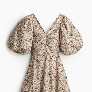 Blommig kortklänning med puffärm - Supersöt kortklänning med blommigt mönster ifrån hm. Slutsåld Storlek S