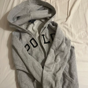 Ralph lauren hoodie - Snygg zip hoodie från Ralph lauren, passar till allt skulle jag säga! Inga skavanker, jättebra skick! Kontakta för frågor 🥰
