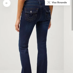 True religion jeans - Snygga mörkblå jeans med bootcut passform och coola fickdetaljer bak.  Helt oanvända 