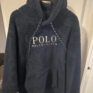 Mörkblå fleece hoodie Polo Ralph Lauren - Lätt använd Polo hoodie i storlek M. Säljs då man har gått ner i vikt och den inte passar längre. 