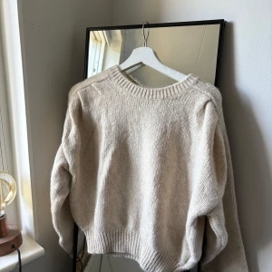 Beige stickad tröja från Zara - Supermysig beige stickad tröja från Zara med rund halsringning och breda ribbade muddar. Aldrig använd 