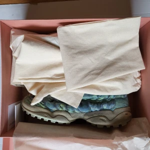 Acne Studios Bubba M sneakers i blågrönt - Helt nya unika sneakers från Acne Studios med chunky sula och coolt blågrönt mönster. Ovandelen är stickad i flera nyanser av blått, grönt och grått, med beige snörning och detaljer. Snygg textur och robust yttersula för extra attityd.