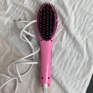 Värmeborste - Säljer en värmeborste från ID Italian design som jag inte använder längre. Den är ganska ny och har bara använts typ 3 gånger💗
