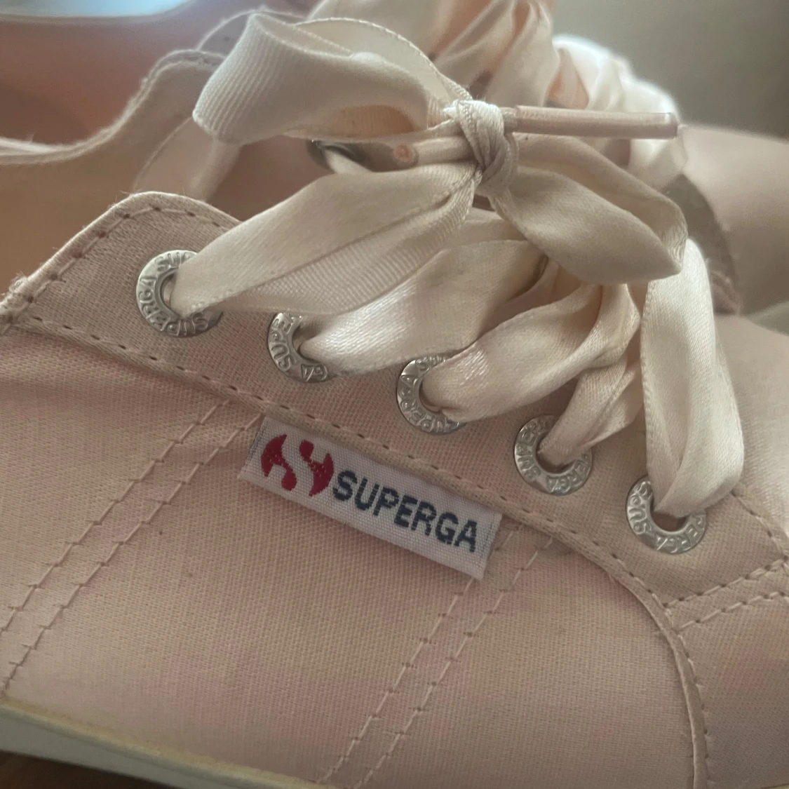 Ljusrosa Superga sneakers med satinsnören - 3