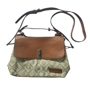 Axelväska från Giulia Pieralli i beige - Snygg axelväska från Giulia Pieralli med beige canvas och bruna skinn-detaljer. Väskan har ett mönster med små symboler och logotyp framtill. Justerbar axelrem och smart lås framtill. Perfekt för dig som gillar stilren design med en twist.