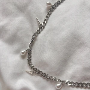 Spiky pearl halsband  - Detta unika halsbandet i rostfritt stål kan du ha till vardags eller klä upp. Detta exemplar är helt nytt men när jag burit mitt privata så har ja fått så många frågor om vart det är ifrån. Halsbandet är 40cm men med 5 cm förlängnings kedja! Hör av dig vid frågor 💕//Valentina!