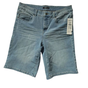Ljusblå jeansshorts från KappAhl - Snygga ljusblå jeansshorts från KappAhl med klassisk femficksmodell och knappgylf. Shortsen har en rak passform och är tillverkade i mjukt jeanstyg som ger en avslappnad vibe. Perfekta för varma dagar när du vill ha en enkel och stilren look.