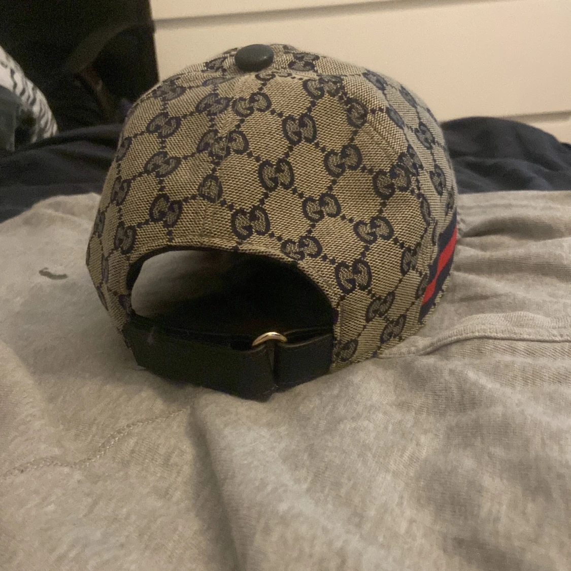 Gucci keps med GG-mönster och röd-blå rand - 1