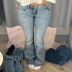 Lågmidjade jeans - Ljusblåa, lågmidjade jeans ifrån hm. I nyskick, finns inte kvar på hemsidan längre. De är uppsydda lite men det går att sprätta upp🥰