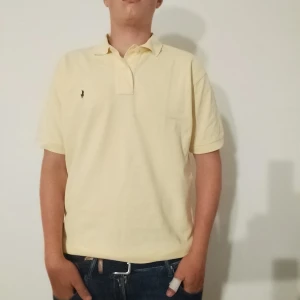 Ralph Lauren piké  - Gul Ralph Lauren piké i väldigt bra skick storlek M. Kolla profilen för mer Ralph Lauren kläder 