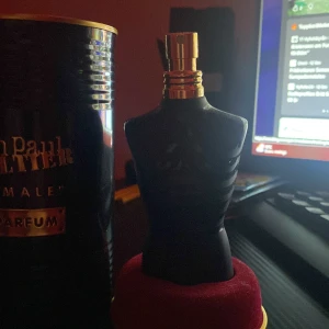 Jean Paul Gaultier Le Male Parfum - Jean Paul Gaultier Le Male Le Parfum i den ikoniska svarta flaskan formad som en manlig torso med gulddetaljer. Kommer i en snygg metallburk med guldtext. En maskulin och modern doft som sticker ut i samlingen. Kan diskutera pris. Helt o använd 74ml kvar av 75ml, ny pris runt 1000kr