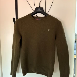 Olivgrön stickad tröja från Morris - Olivgrön stickad tröja från Morris. Tröjan har ribbade muddar vid ärmslut och nederkant, riktigt skönt material, S men sitter mer som XS, nypris runt 2000