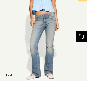 Lågmidjade bootcut jeans ljusblå - Snygga lågmidjade jeans i ljusblå tvätt med bootcut-snitt. Jeansen har klassisk femficksdesign, dragkedja och knapp framtill. Perfekta för en avslappnad och trendig look. 