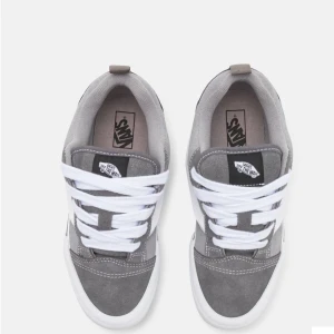 Vans Old Skool grå/vita sneakers - Snygga Vans Old Skool sneakers i grå mocka med vita detaljer och klassisk vit sula. Skorna har vit sidestripe, rund tå och vita snören. Perfekta för dig som gillar streetstyle och vill ha en tidlös look. helt oanvända och fräscha🌸kommer med orginella boxen