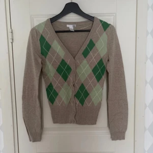 H&M Kofta - Säljer denna då den inte längre används.  Pris går att diskuteras.
