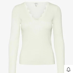 Långärmad topp  - En jätte fin topp från vero Moda med spets urringning som aldrig kommit till använding