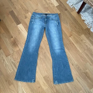 Blåa jeans - Supersnygga lågmidjade bootcut jeans i färgen blå! Vintage och går inte att få tag på längre! Storlek 9, midja: 38, midjehöjd: 20 cm, innerben: 75 cm