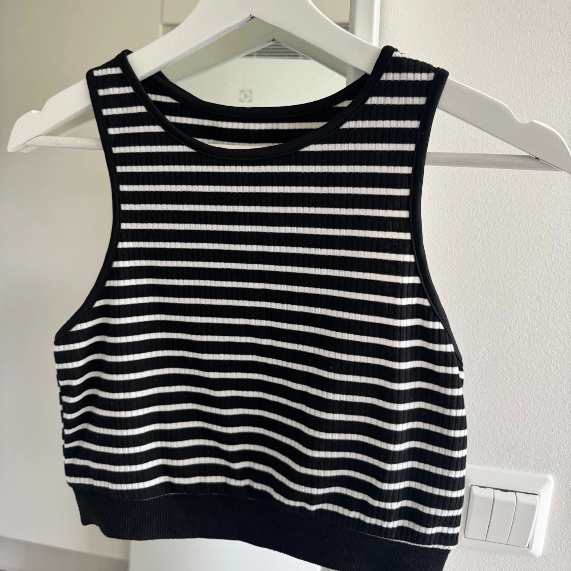 Svartvit randig ribbad linnetopp