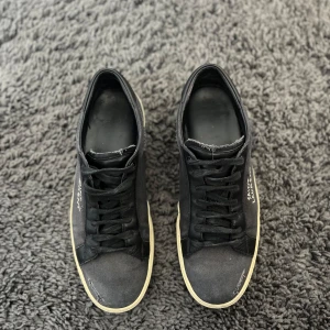 Saint Laurent skor(ÄKTA) - Säljer svart saint Laurent skor i grymt skick!|| storlek 43||saint Laurent box, dustbag och kort ingår!||pris 2549kr men är diskuterbart||sulan är lite sliten men är inget man märker av eller känner!