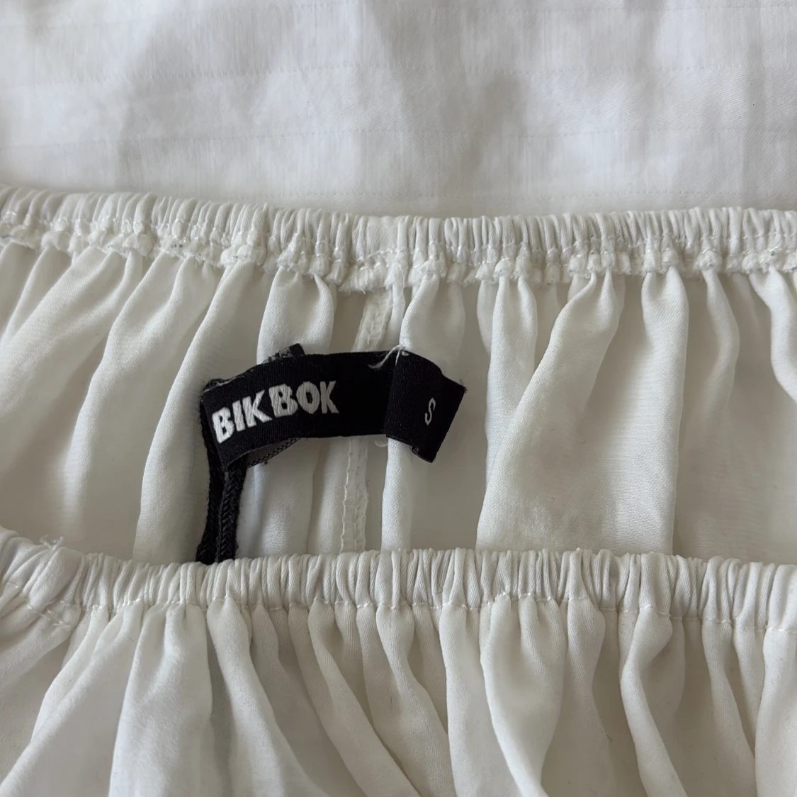 Vit offshoulder blus från Bik Bok - 2