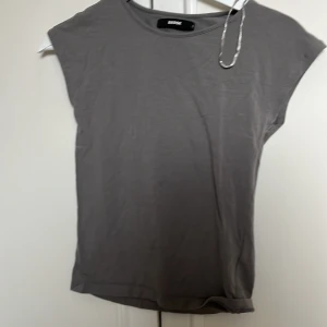 Grå ärmlös topp från BikBok - Stilren grå top från bikbok!