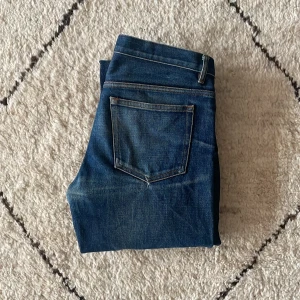 Apc jeans  - Ett par grymma APC jeans. Galet najs tvätt med unika så kallade ”honey combs” i knävecken (se bild 3). Påminner om ett par använda råa jeans | Otroligt bra skick. Nypris närmare 2000kr. Hör av er vid frågor!
