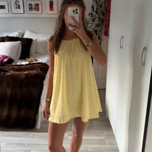Gul kort sommarklänning med smala axelband - Supersöt ljusgul klänning med smala axelband och lätt rynkad halsringning. Sitter som en xs! 