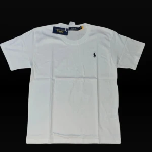 Vit Ralph Lauren T-shirt - Stilren vit Ralph Lauren T-shirt som är helt oanvänd. Storlek M passar som M. Skick 10/10. Vid frågor eller funderingar hör av er!